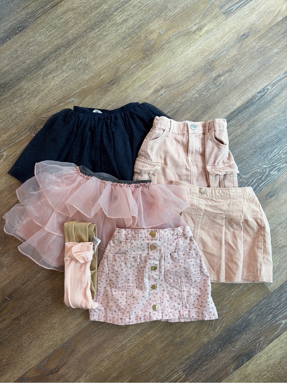 Bundle of girls 5/6yr skirts and pair of stockings.